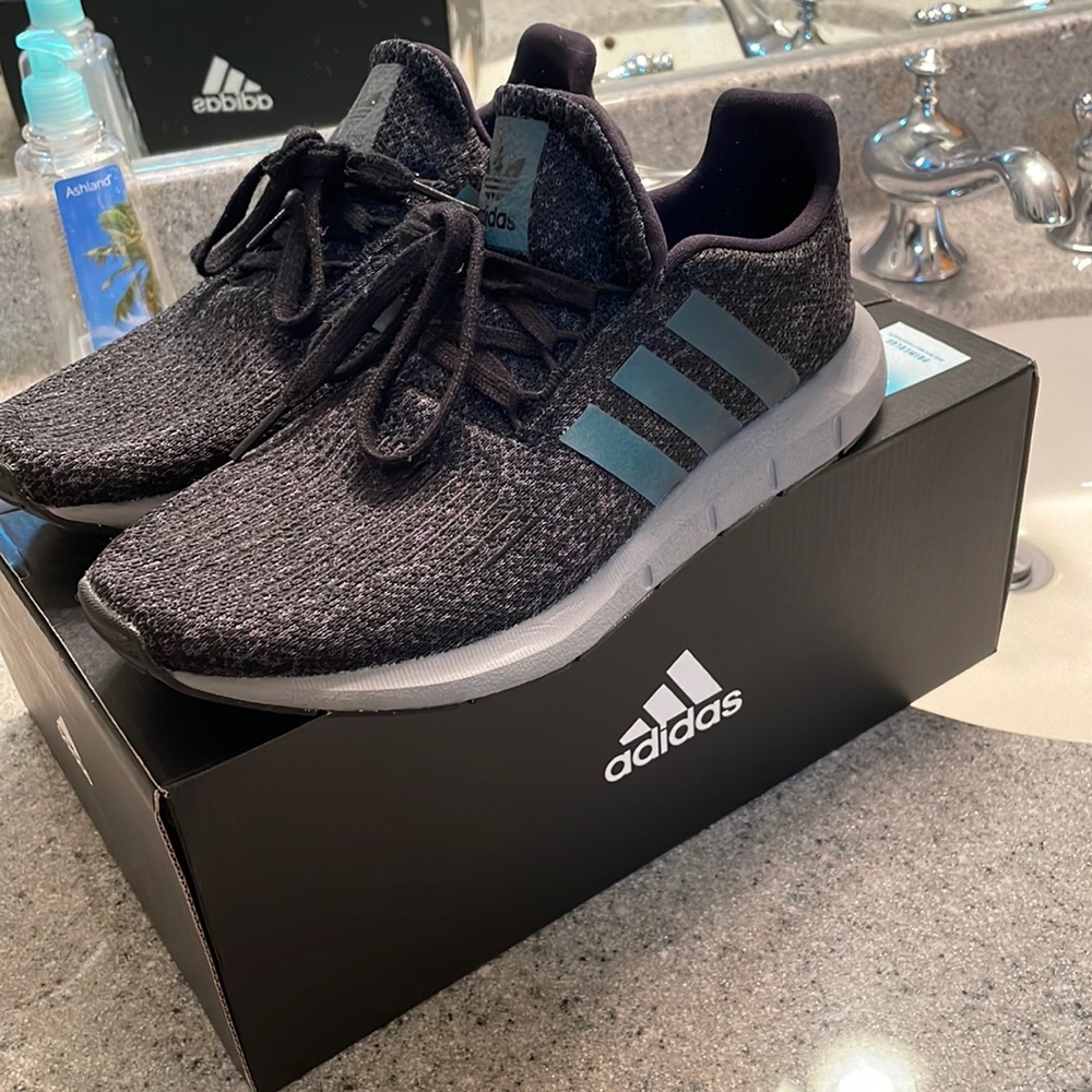 Adidas Swift Run Sneakers! Mens size 5 Women’s 6.5